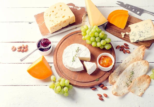 Different kinds of cheeses — Stock Photo, Image