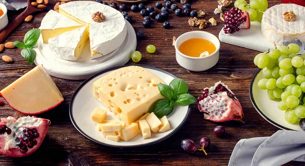 Peynir tablo üzerinde üzüm ile