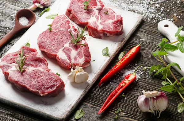 Beyaz tabak biftekpişmemiş domuz biftek