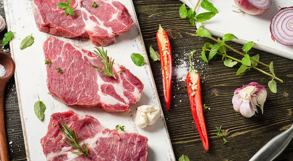 Beyaz tabak biftekpişmemiş domuz biftek