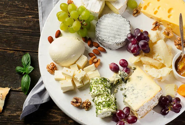 Heerlijke kazen op een houten tafel. — Stockfoto