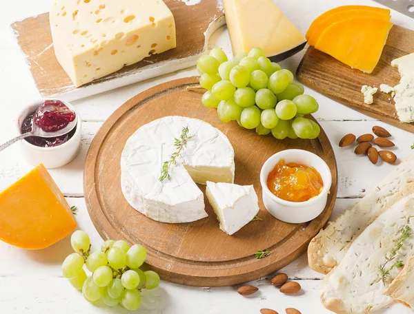 Different kinds of cheeses — Stock Photo, Image