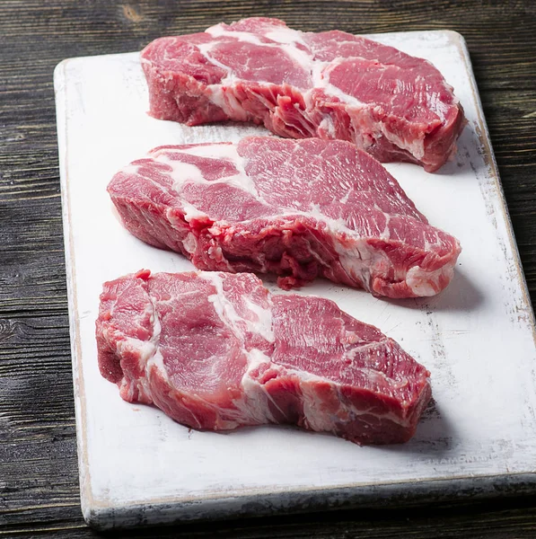 Beyaz tabak biftekpişmemiş domuz biftek