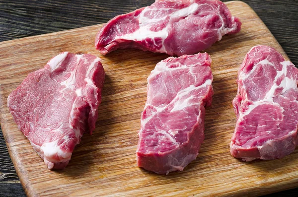 Çiğ biftek yemek için hazır.