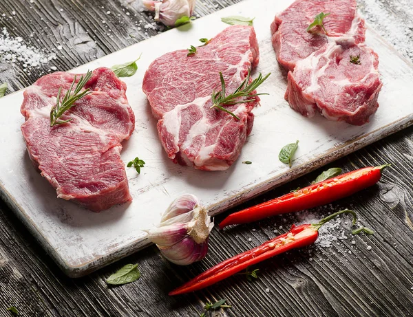 Beyaz tabak biftekpişmemiş domuz biftek