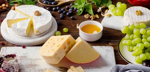 Cheese with grapes and nuts — Stock Photo, Image