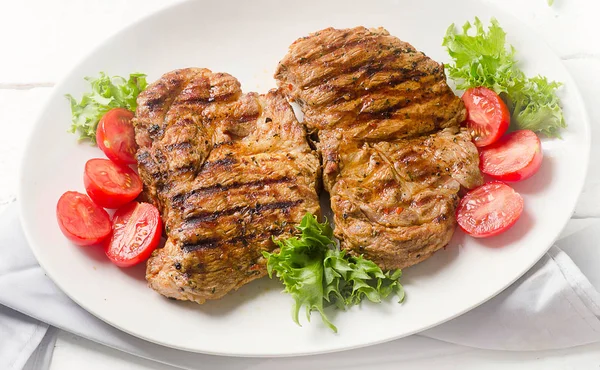 Bifes grelhados e salada de legumes — Fotografia de Stock