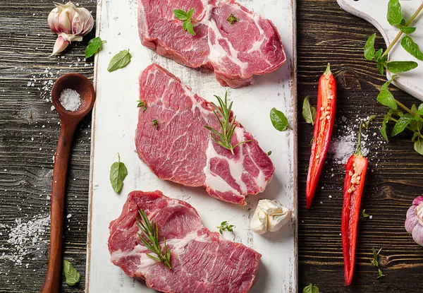 Syrové vepřové steaky — Stock fotografie