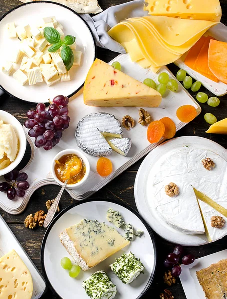 Different kinds of cheeses — Stock Photo, Image