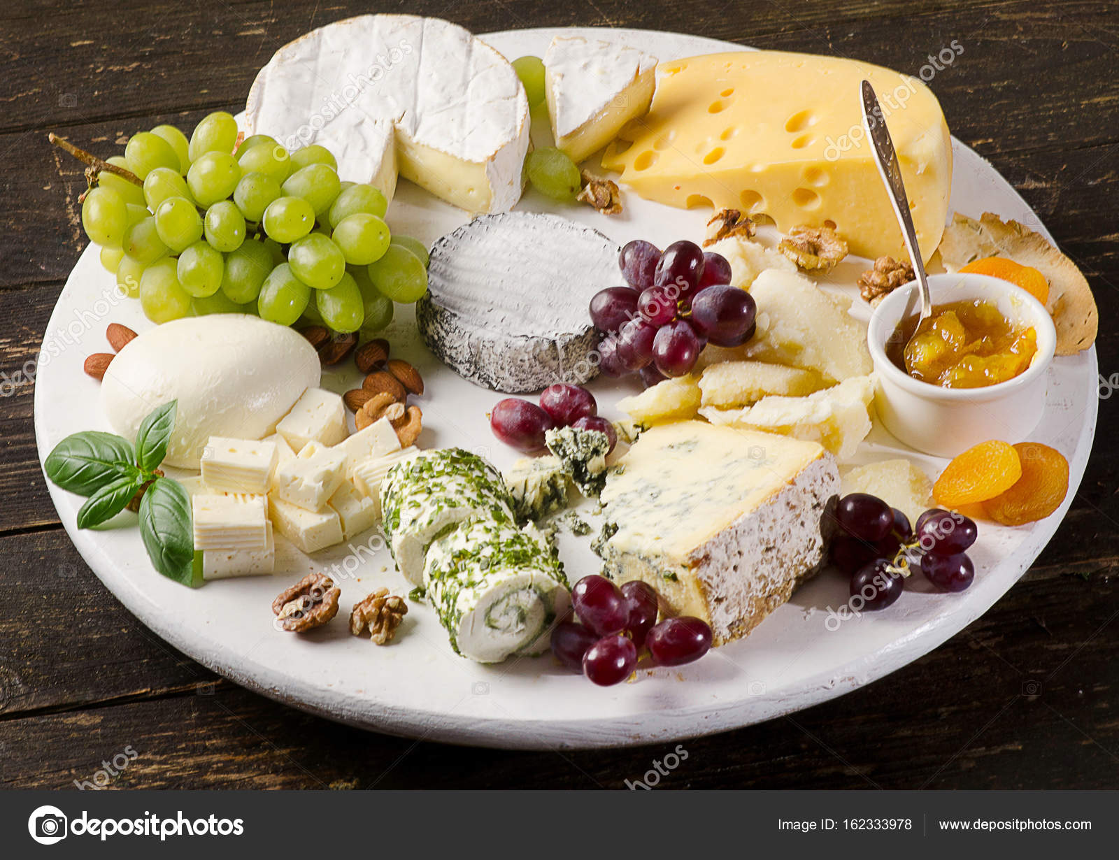 Белые блюда. Сырная тарелка с виноградом и орехами. Сырная тарелка с виноградом. Французская сырная тарелка. Сервировка сырной тарелки.