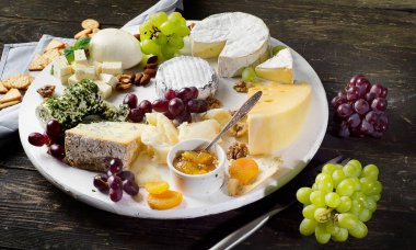 Üzüm, reçel ve fındık ile peynir tabakları servis 