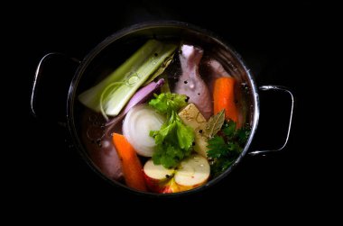 Sağlıklı çorba tencerede malzemeler