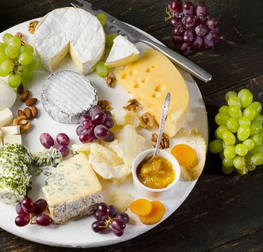 Üzüm, reçel ve fındık ile peynir tabakları servis 
