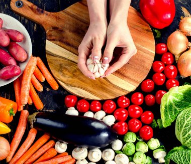 Eller kadın pişirme sebze 