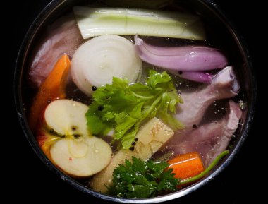 Sağlıklı çorba tencerede malzemeler