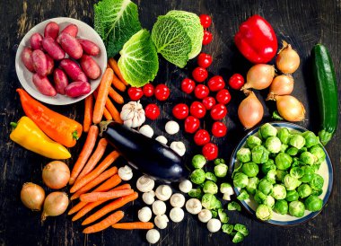 Koyu ahşap bir masa üzerinde organik taze sebze. 