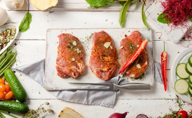 Marine domuz eti biftek