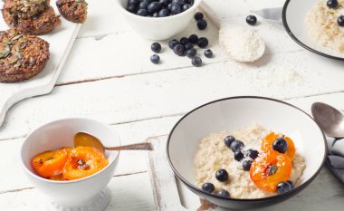 Ev yapımı yulaf ezmesi bluberries ve kayısı