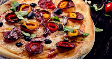 Ev yapımı Pizza bir tablo