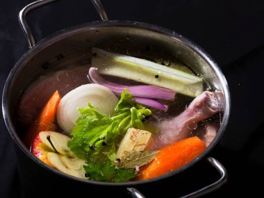 Sağlıklı çorba tencerede malzemeler