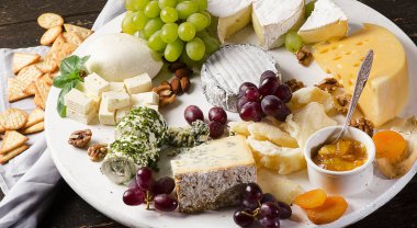 Üzüm, reçel ve fındık ile peynir tabakları servis 