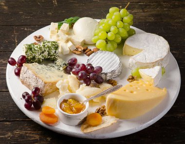 Üzüm, reçel ve fındık ile peynir tabakları servis 