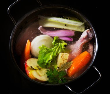 Sağlıklı çorba tencerede malzemeler