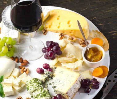 Üzüm, reçel ve fındık ile peynir tabakları servis 