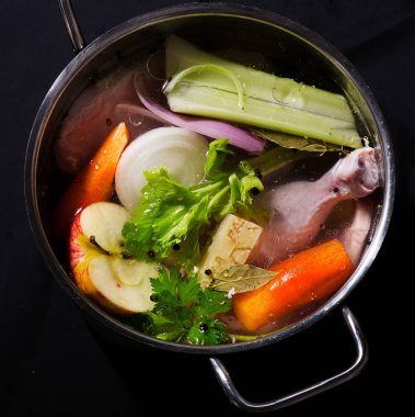 Sağlıklı çorba tencerede malzemeler