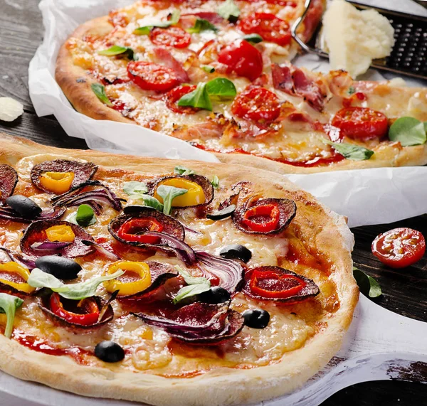 Hausgemachte Pizza auf einem Tisch — Stockfoto