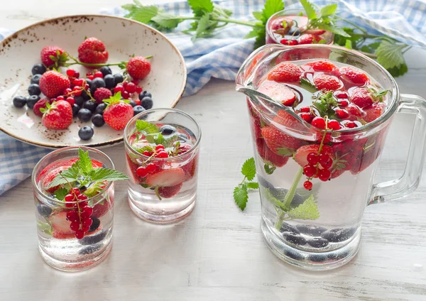 Infunderas vatten med färska bär. — Stockfoto