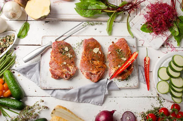 Marinierte Schweinesteaks — Stockfoto