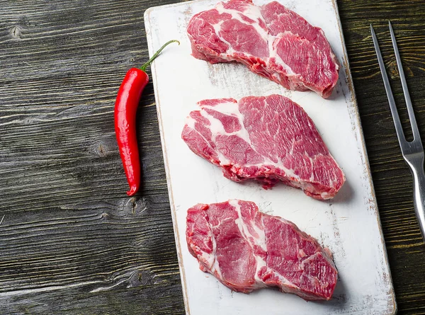 Beyaz tabak biftekpişmemiş domuz biftek