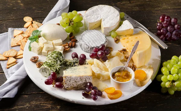 Сырные тарелки с виноградом, джемом и орехами — стоковое фото