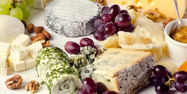 Assiettes au fromage servies avec raisins, confiture et noix — Photo