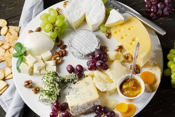 Сырные тарелки с виноградом, джемом и орехами — стоковое фото