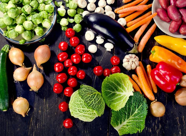 仿古木制的桌子上的有机蔬菜。健康饮食让步 — 图库照片