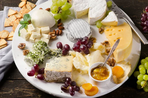 Üzüm, reçel ve fındık ile peynir tabakları servis 