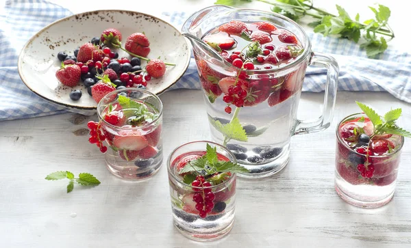 İnfüzyon su taze çilek ile.