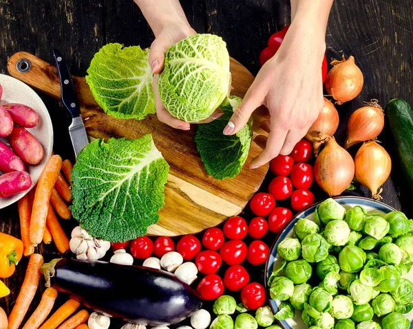 Mujer manos cocina verduras — Foto de Stock