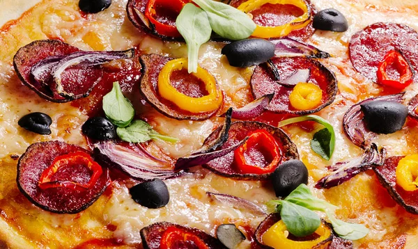 Zelfgemaakte Pizza op een tafel — Stockfoto