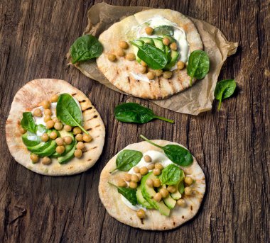 Nohut ve avokado ile gözleme.