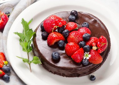 Çilekli çikolatalı pasta.