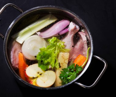 Sağlıklı çorba tencerede malzemeler.