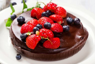 Çilekli çikolatalı pasta.