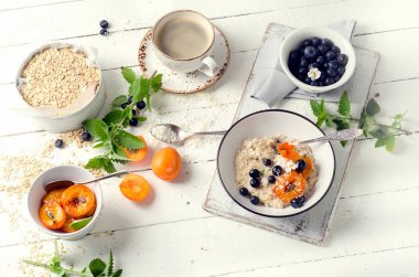 yulaf ezmesi yaban mersini ve kayısı 