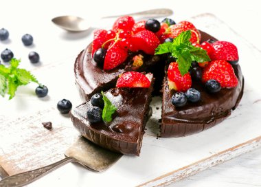 Çilekli çikolatalı pasta.