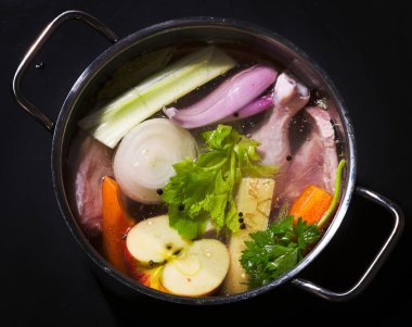 Sağlıklı çorba tencerede malzemeler.