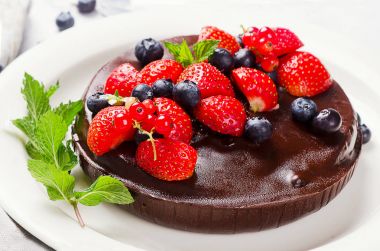 Çilekli çikolatalı pasta.