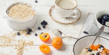 yulaf ezmesi yaban mersini ve kayısı 